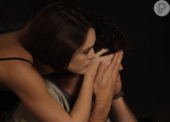 Giane (Isabelle Drummond) tapa os olhos de Bento (Marco Pigossi) ára que ele adivinhe quem é, em cena de 'Sangue Bom'