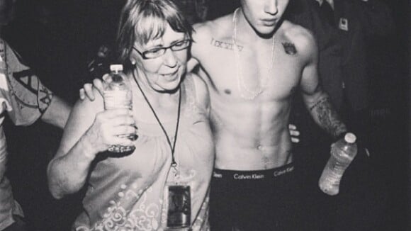 Justin Bieber recebe o carinho dos avós nos bastidores de seu show, nos EUA