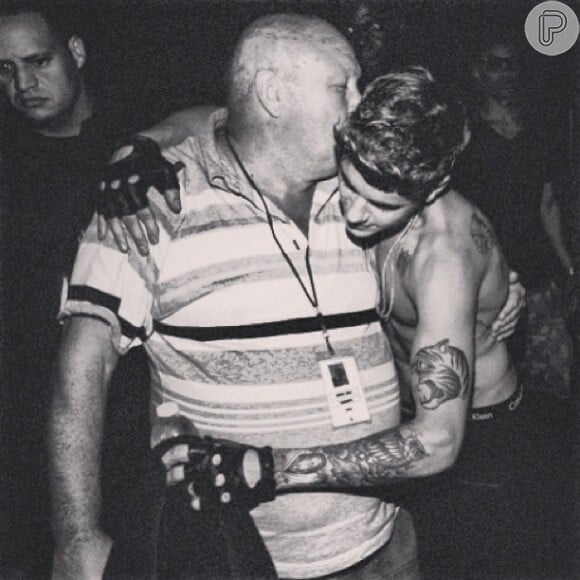 Justin Bieber recebe beijo do avô Bruce nos bastidores de seu show