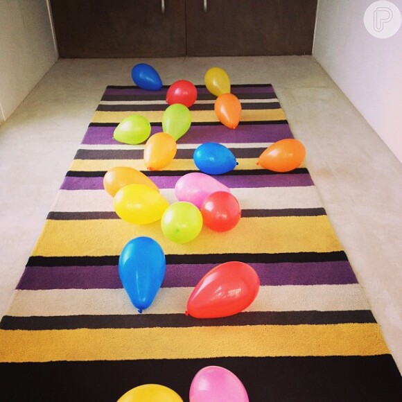 Danielle Winits decora a casa com balões coloridos para recepcionar o marido, Amaury Nunes, que chegou dos Estados Unidos