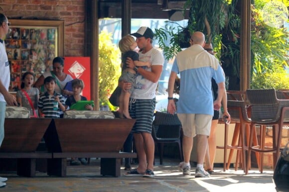 O jogador Amaury Nunes, marido de Danielle Winits, dá um beijo em Guy, filho caçula da atriz