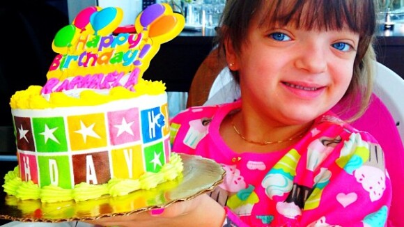 Rafaella Justus ganha bolo de aniversário e declaração da mãe: 'Melhor presente'