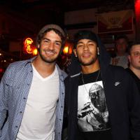 Neymar, Caio Castro e Alexandre Pato se encontram em restaurante de São Paulo
