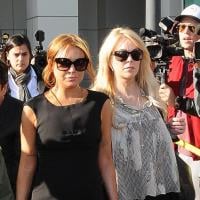 Mãe de Lindsay Lohan liga bêbada para filha e é proibida de falar com a atriz