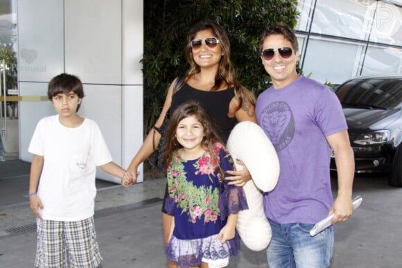 A irmã da atriz Rosana Paes, o marido, Ludi Pinto, e os filhos, Gabriel e Larissa, também foram visitar a mamãe e o bebê na maternidade