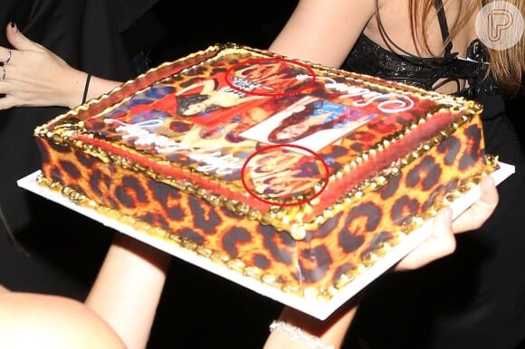 No bolo de aniversário de Selena Gomez, fotos com o cantor Justin Bieber aparecem na decoração