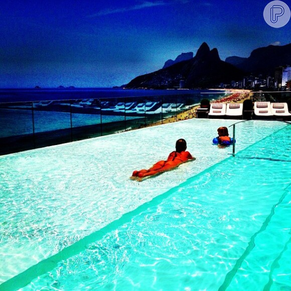 Danielle Winits passou o dia de seu aniversário na piscina do hotel Fasano, em Ipanema, na zona sul do Rio