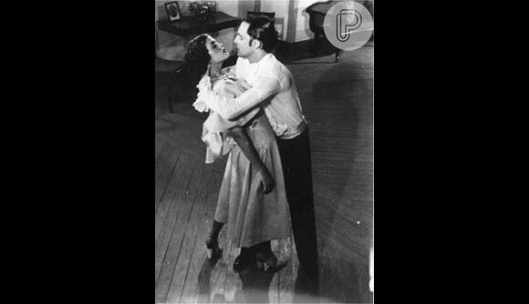 Ney Latorraca no filme 'Sedução', em 1974. A cena dos personagens Tomasino e Fiametta (Sandra Bréa) dançando Tango fez sucesso na época
