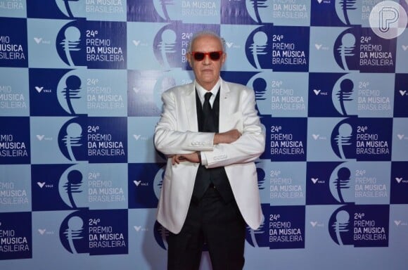 Ney Latorraca fez aparição no 24° prêmio da música brasileira vestindo terno branco e óculos vermelho, cheio de estilo