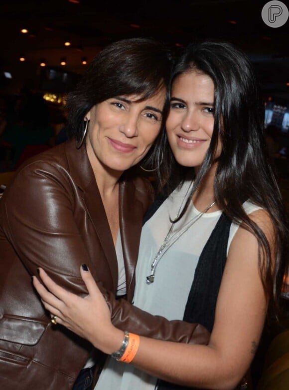 Antonia Morais posa com a mãe, Gloria Pires