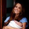 Kate Middleton deixou a maternidade sorridente, com o filho nos braços, nesta terça-feira, em 23 de julho de 2013