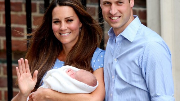 Kate Middleton e William deixam a maternidade com o primeiro filho