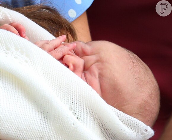 Kate Middleton e William deixam deixaram a maternidade com o primeiro filho do casal