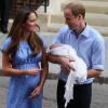 Kate Middleton e William conversaram com a imprensa ao deixar a maternidade com o filho