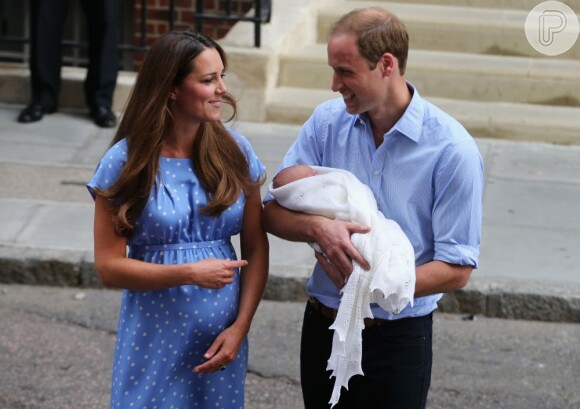 Kate Middleton e William conversaram com a imprensa ao deixar a maternidade com o filho