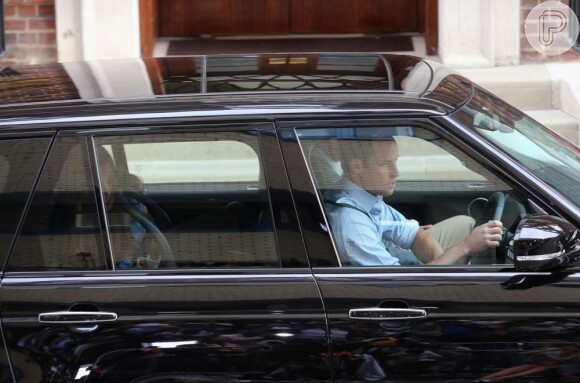 O principe William levou a mulher, Kate Middleton e o primeiro filho para casa dirigindo o próprio carro