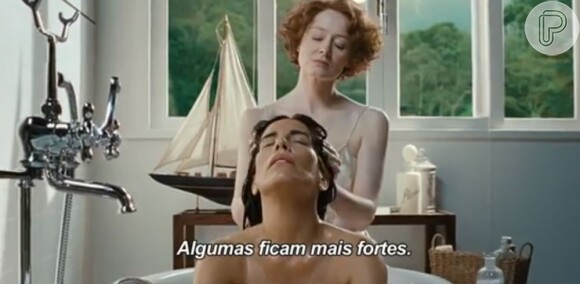 Durante cenas íntimas, Miranda Otto aparece lavando os cabelos de Gloria Pires