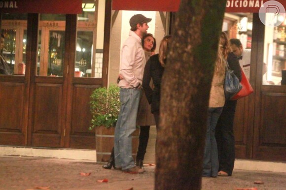 Giovanna Antonelli conversa com amigos do lado de fora de pizzaria