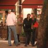 Giovanna Antonelli conversa com amigos do lado de fora de pizzaria carioca