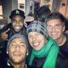 Neymar e os amigos aproveitam o último fim de semana antes da partida do craque para Barcelona