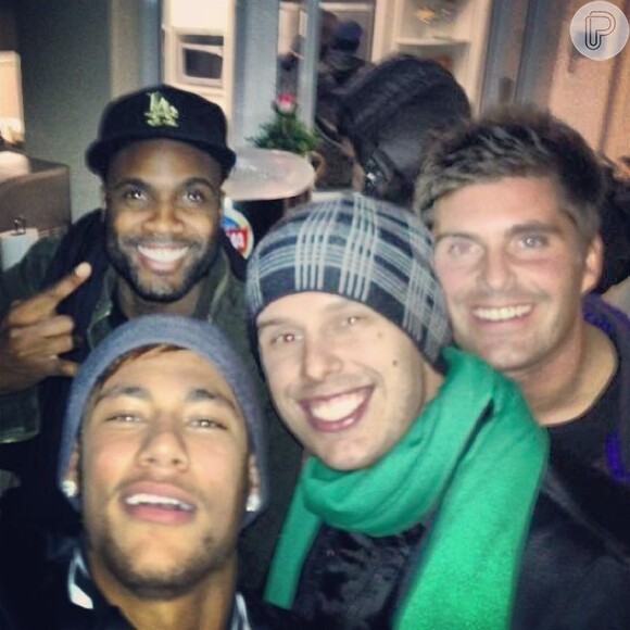Neymar e os amigos aproveitam o último fim de semana antes da partida do craque para Barcelona