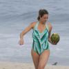 Luana Piovani toma água de coco para se refrescar do calor do Rio
