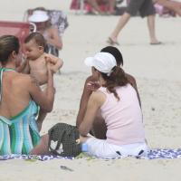 Luana Piovani, de maiô, curte praia no Rio com o filho, Dom, e afilhadas