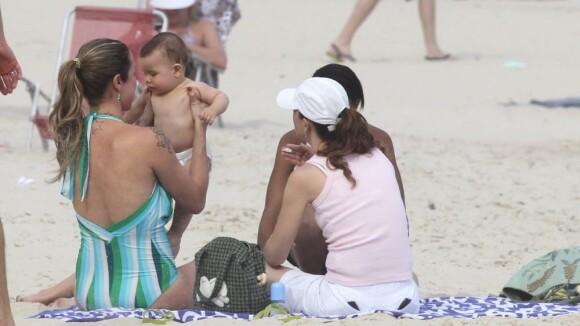 Luana Piovani, de maiô, curte praia no Rio com o filho, Dom, e afilhadas