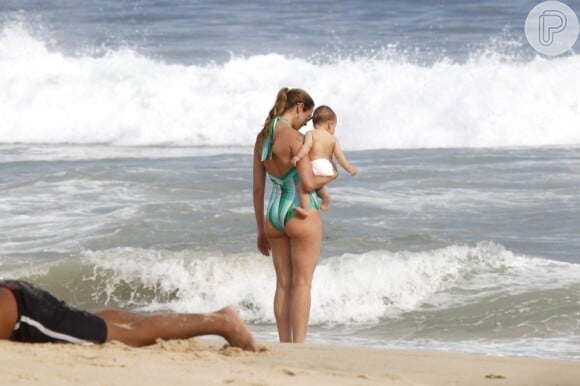 Luana leva o filho para tomar banho de mar
