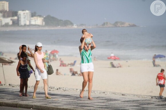 Luana Piovani brinca com o filho quando sai da praia