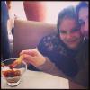 Grazi aparece em uma foto postada no seu Instagram comendo churros de doce de leite com a sobrinha, Gabrielli, que passa férias na cidade com a irmã e a mãe