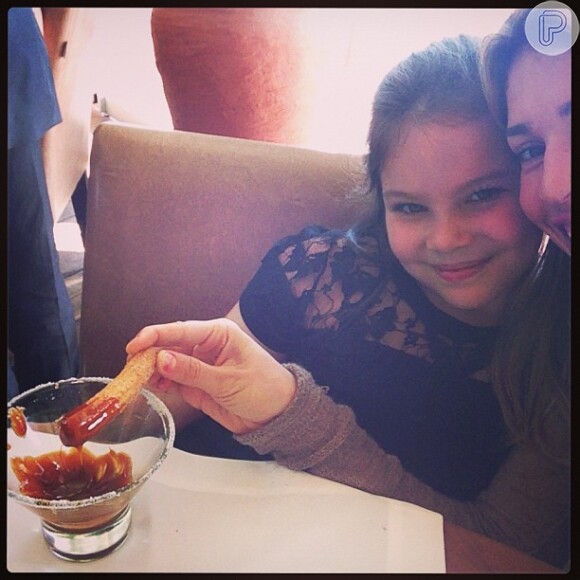 Grazi aparece em uma foto postada no seu Instagram comendo churros de doce de leite com a sobrinha, Gabrielli, que passa férias na cidade com a irmã e a mãe