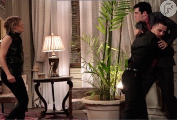 Wagner (Felipe Titto) segura Félix (Mateus Solano) para proteger Edith (Bárbara Paz), em 'Amor à Vida'