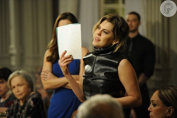 Com fotos comprometedoas na mão, Edith (Bárbara Paz) anuncia que Félix (Mateus Solano) é gau, em 'Amor à Vida', em 30 de julho de 2013