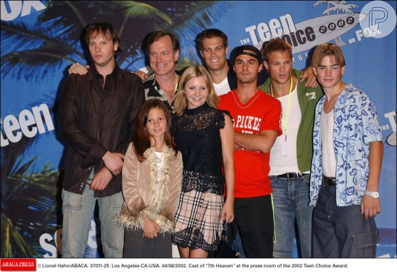 Mackenzie Rosman posa com o elenco de 7th Heaven em 2002. Aos 13 anos, a atriz já tinha adota o visual com fios lisos