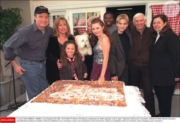 Mackenzie Rosman posa com o elenco de 7th Heaven em 2000