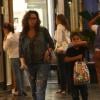 Maria Rita e Antônio, de 8 anos, passeiam juntos em shopping no Rio
