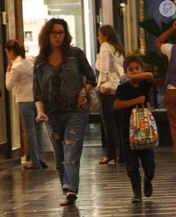 Maria Rita e Antônio, de 8 anos, passeiam juntos em shopping no Rio