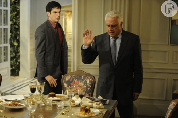 César (Antonio Fagundes) ameaça demitir Félix (Mateus Solano) se ele não conseguir que Edith (Bárbara Paz) volte para casa, em 'Amor à Vida'
