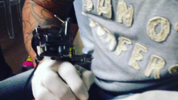 Claudia Leitte não esconde dor ao fazer tatuagem no pé acompanhada do filho Davi
