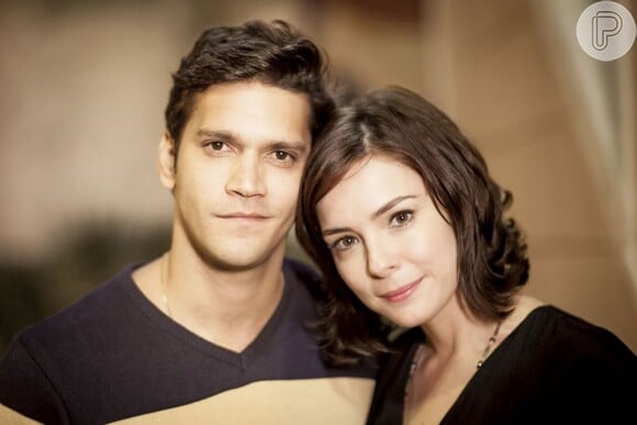 Renata (Regiane Alves) era noiva de Érico (Armando Babaioff) e ainda se diz apaixonada por ele, em 'Sangue Bom'