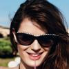 Isabeli posa de óculos escuros para campanha internacional