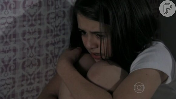 Paulinha (Klara Castanho) fica acuada com as ameaças de Alejandra (Maria Maya), em 'Amor à Vida'