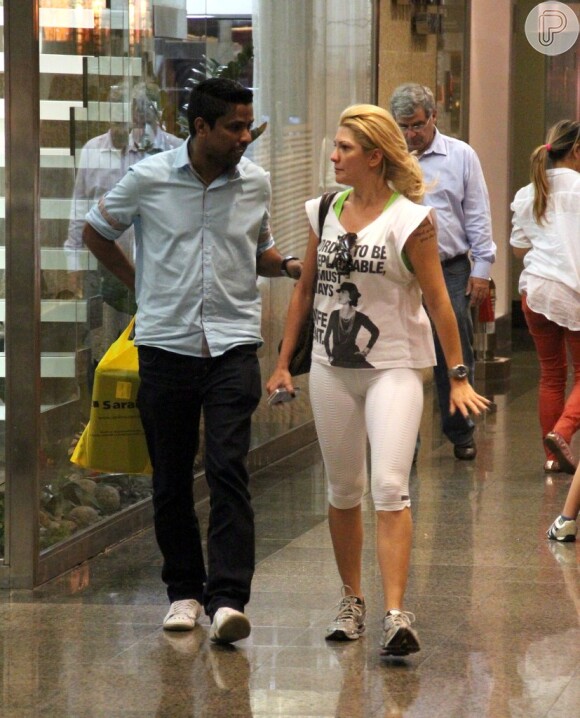 Antonia Fontenelle conversa com um amigo enquanto passeia em shopping carioca