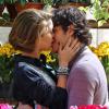 Amora (Sophie Charlotte) aproveita a fragilidade de Bento (Marco Pigossi) depois do exame de DNA falso e o beija, em 'Sangue Bom', em 16 de agosto de 2013