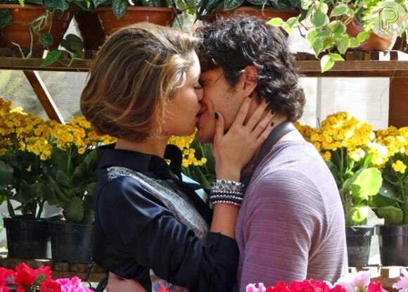 Amora (Sophie Charlotte) aproveita a fragilidade de Bento (Marco Pigossi) depois do exame de DNA falso e o beija, em 'Sangue Bom', em 16 de agosto de 2013