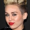 Miley Cyrus diz que quase tirou o sobrenome, mas voltou atrás