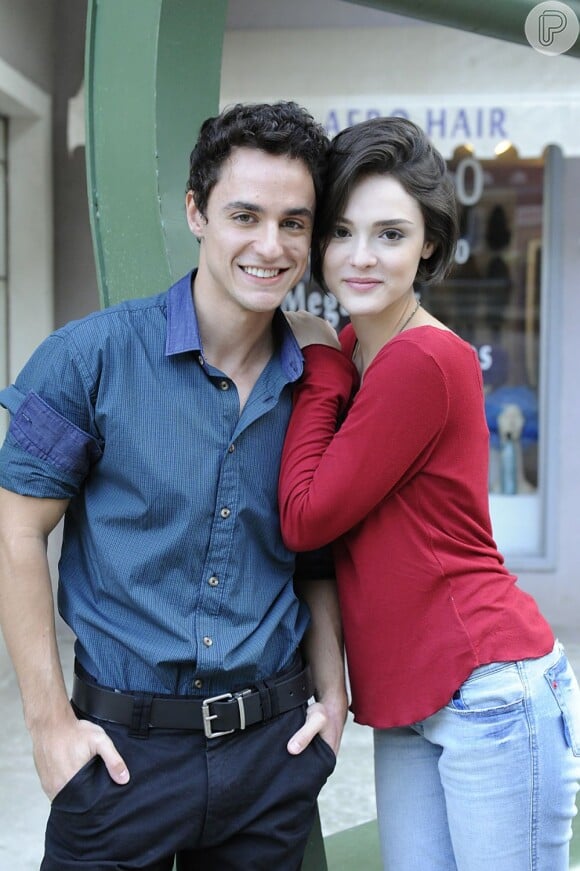 Giane (Isabelle Drummond) aceita namorar com Caio (Thiago Amaral), em 'Sangue Bom'