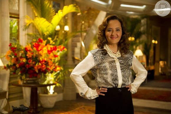 Alberto (Igor Rickli) vai prestigiar a mãe, Guiomar (Cláudia Netto), no bar da novela 'Flor do Caribe'