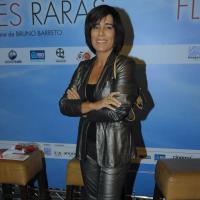 Gloria Pires esbanja simpatia em pré-estreia do filme 'Flores Raras', em SP
